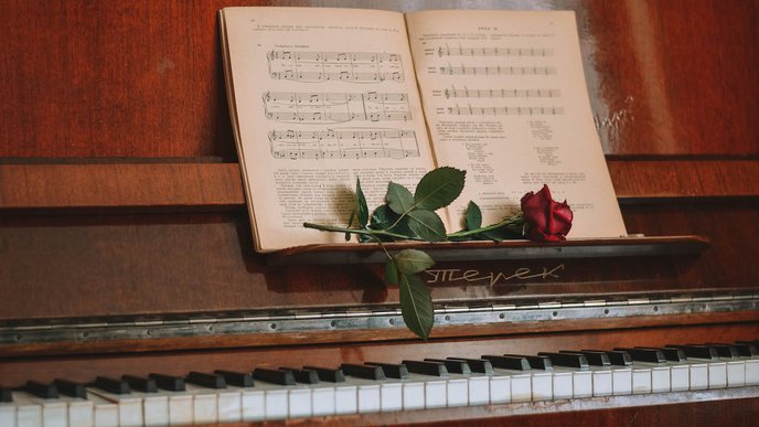 Klavier mit Rose